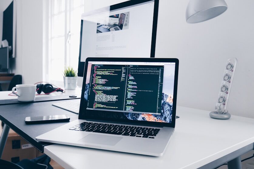 Laptop mit geöffnetem Code-Editor – professionelle Web- und App-Entwicklung
